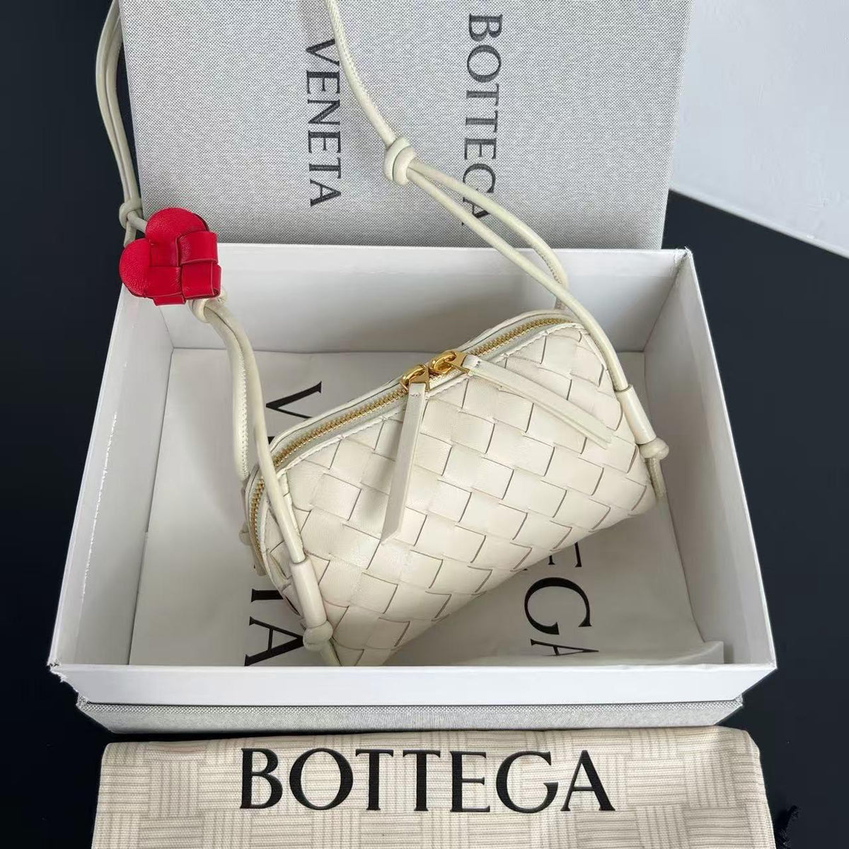 Ladies bo**ega bags