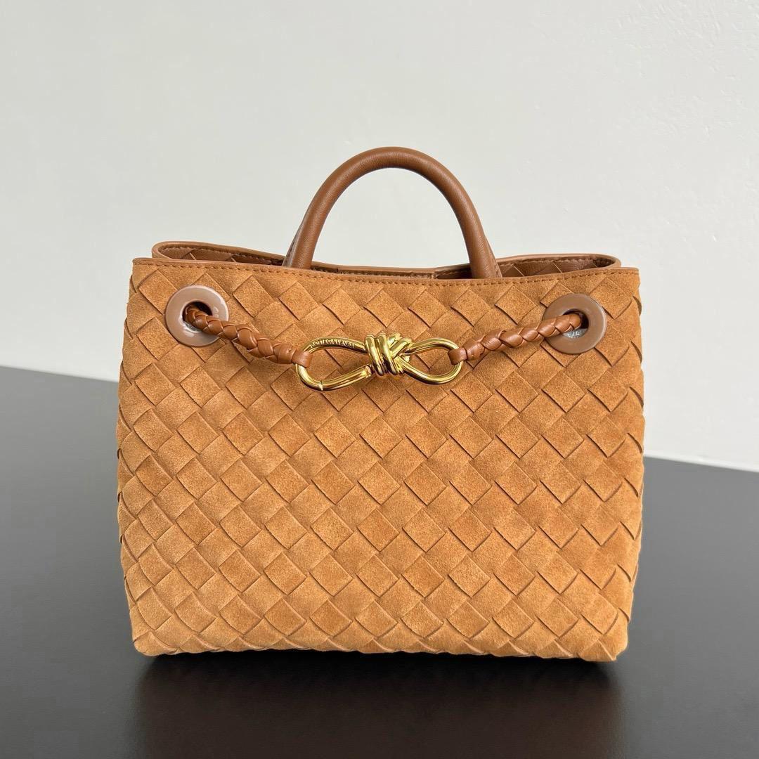 Ladies bo**ega bags
