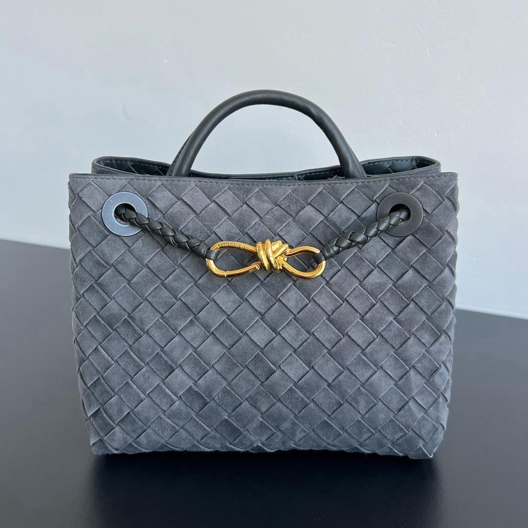 Ladies bo**ega bags