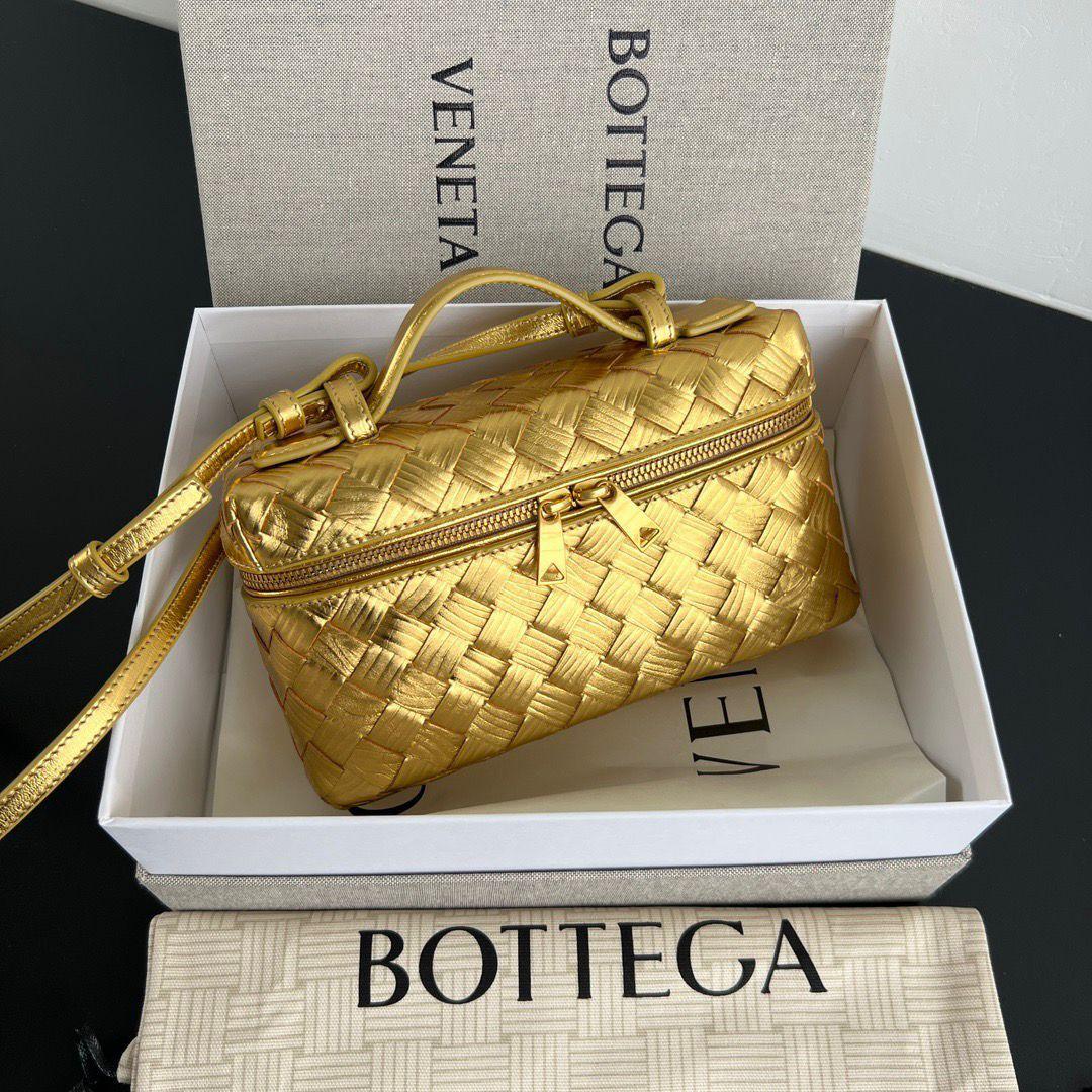 Ladies bo**ega bags
