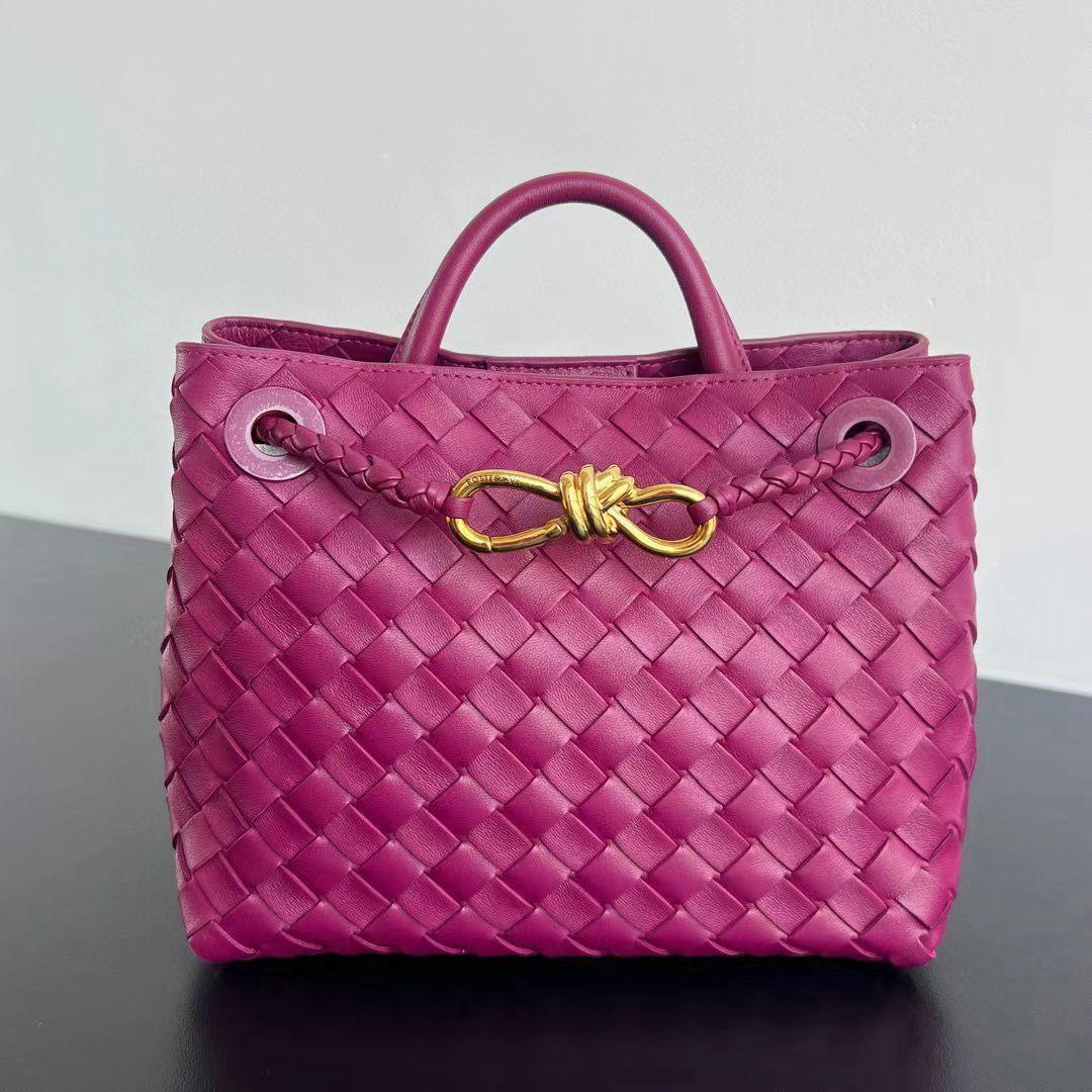 Ladies bo**ega bags