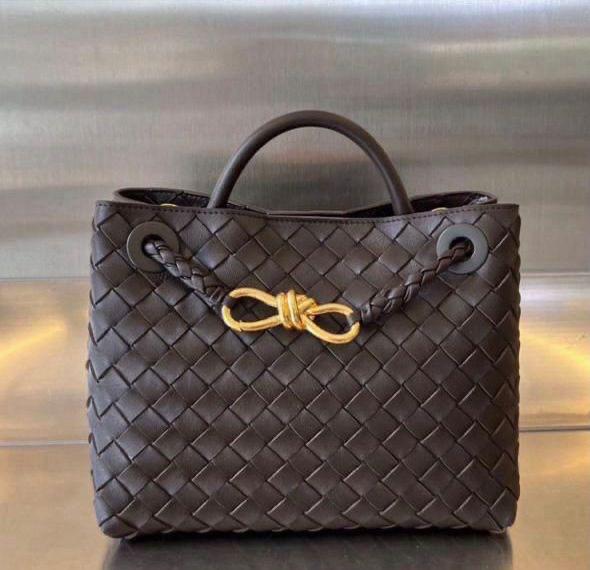 Ladies bo**ega bags
