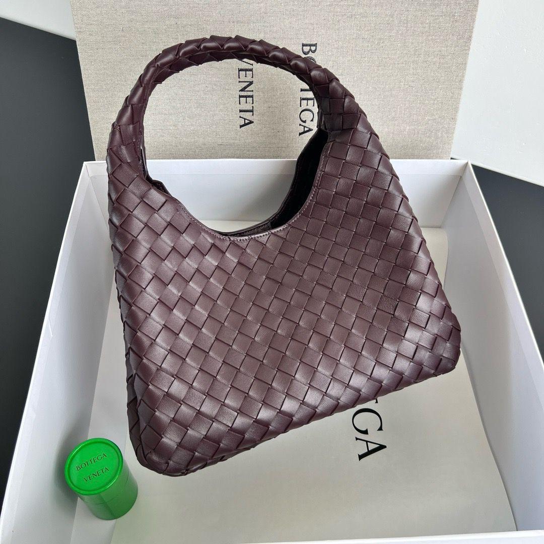 Ladies bo**ega bags