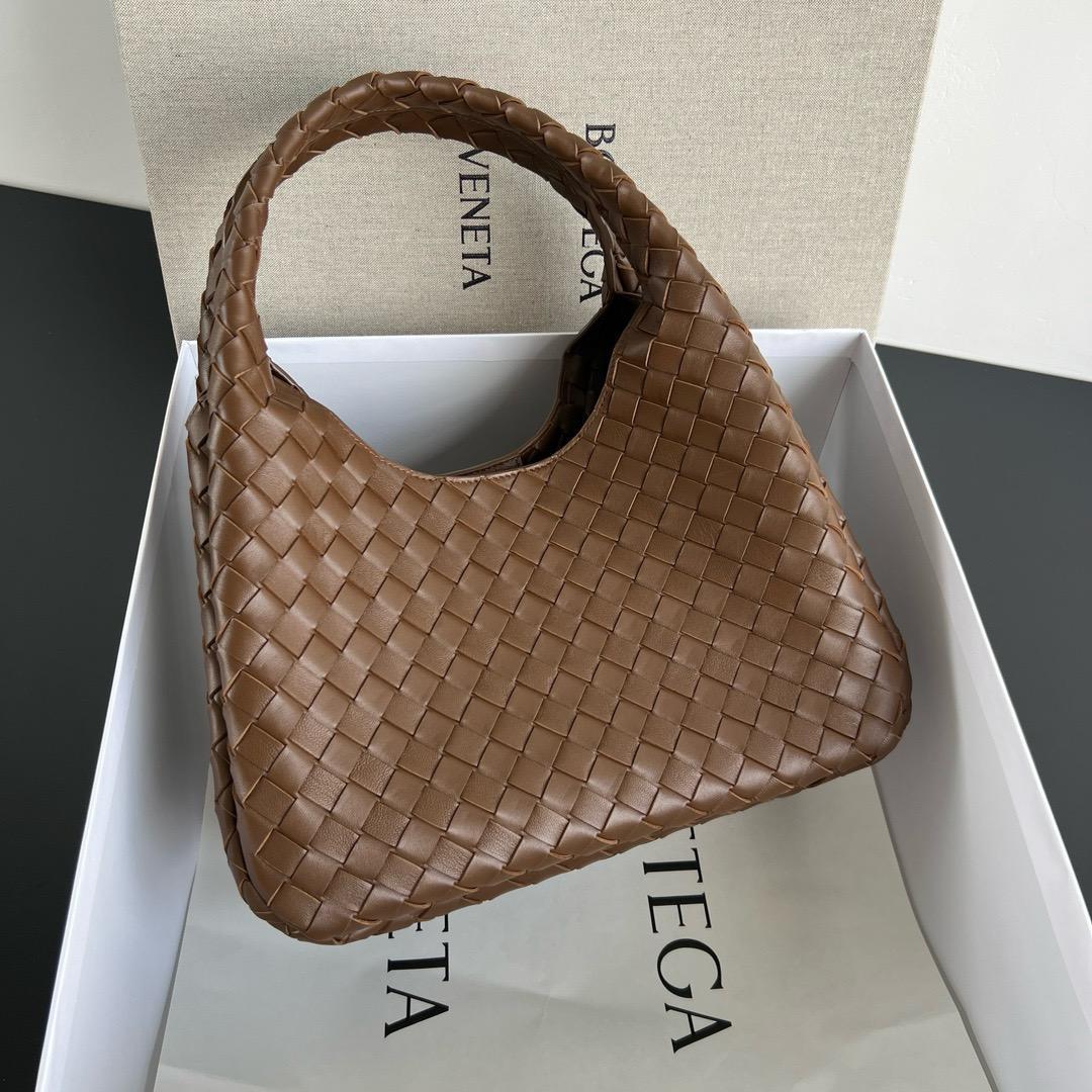 Ladies bo**ega bags