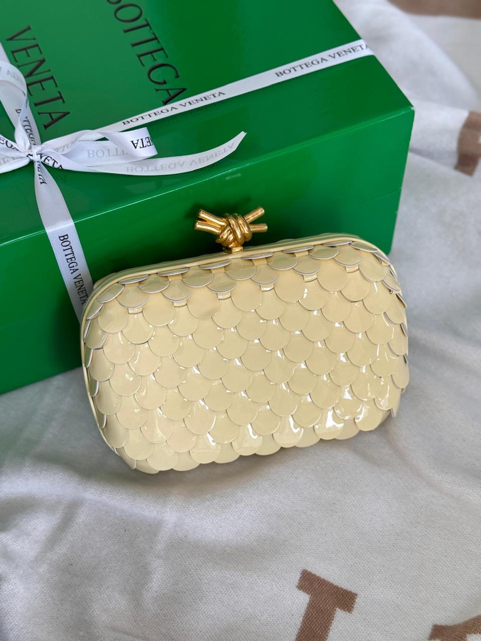 Ladies bo**ega bags