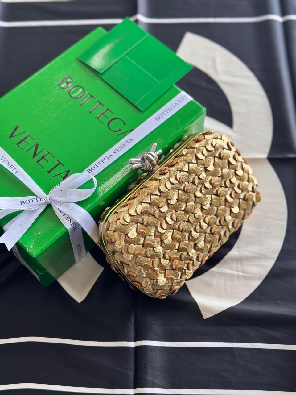 Ladies bo**ega bags