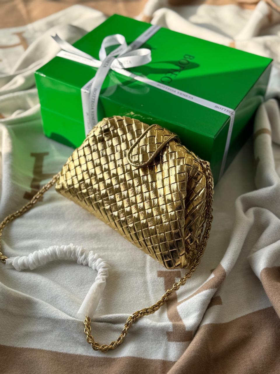Ladies bo**ega bags