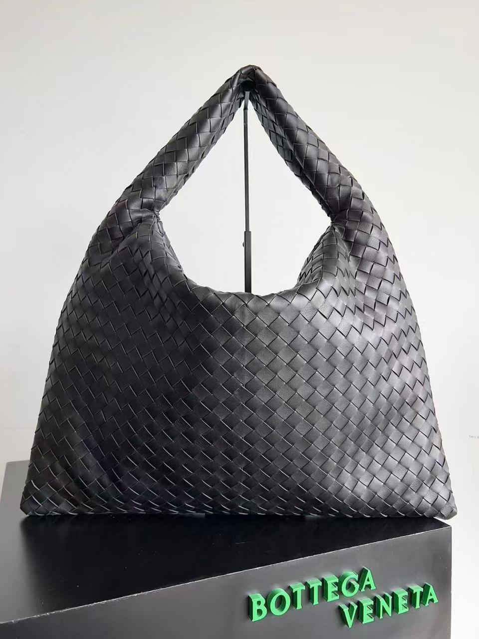 Ladies bo**ega bags