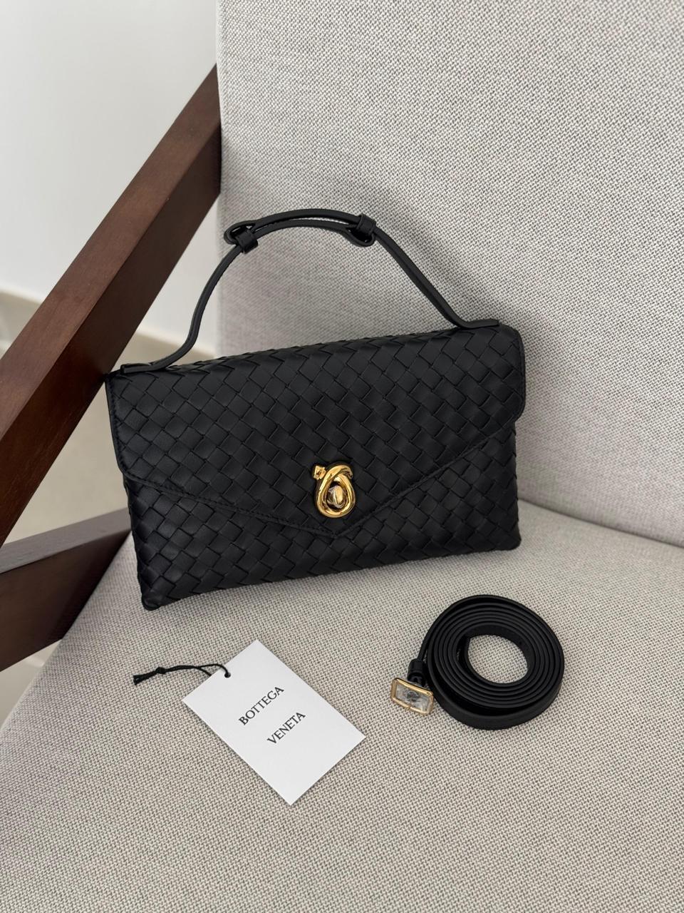 Ladies bo**ega bags