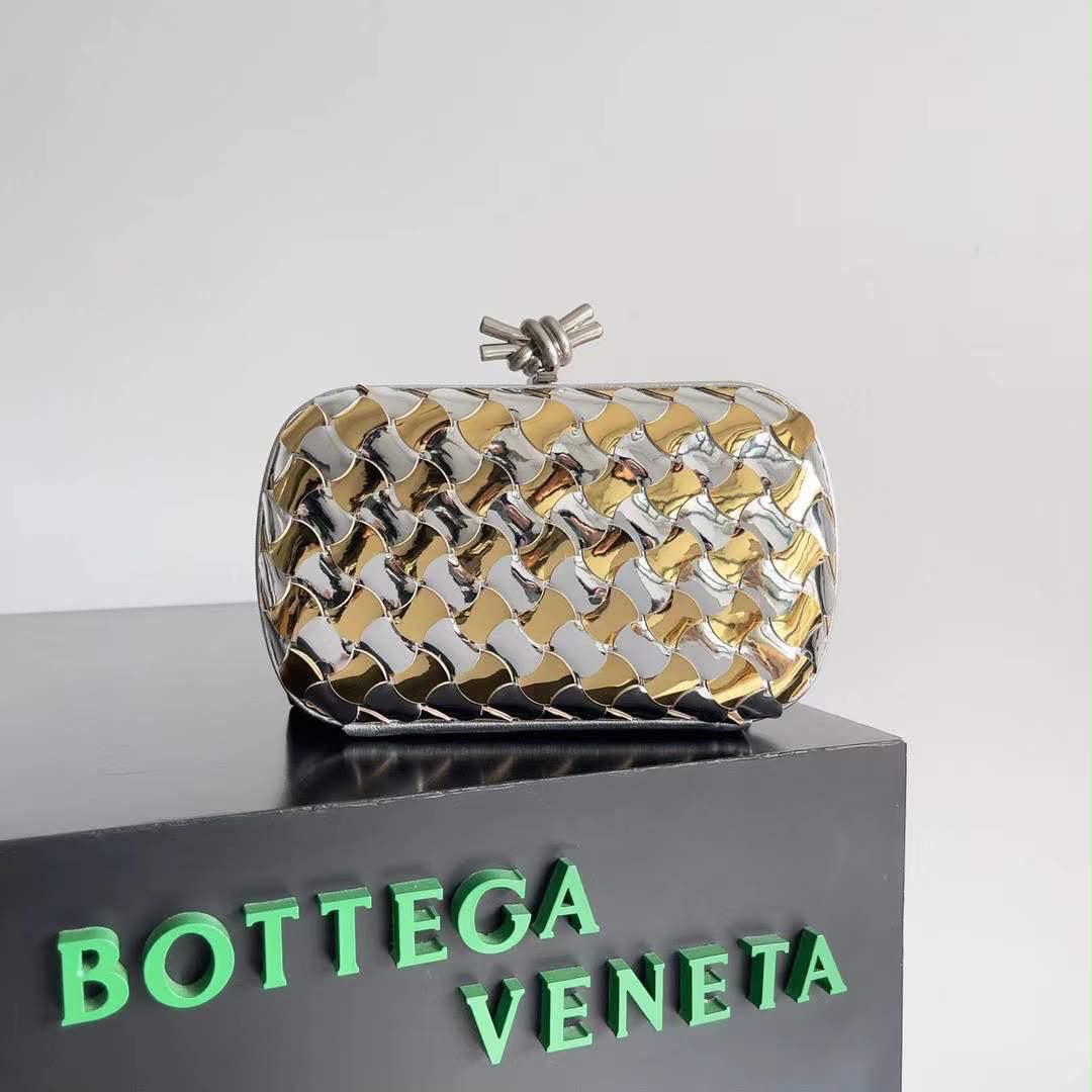 Ladies bo**ega bags