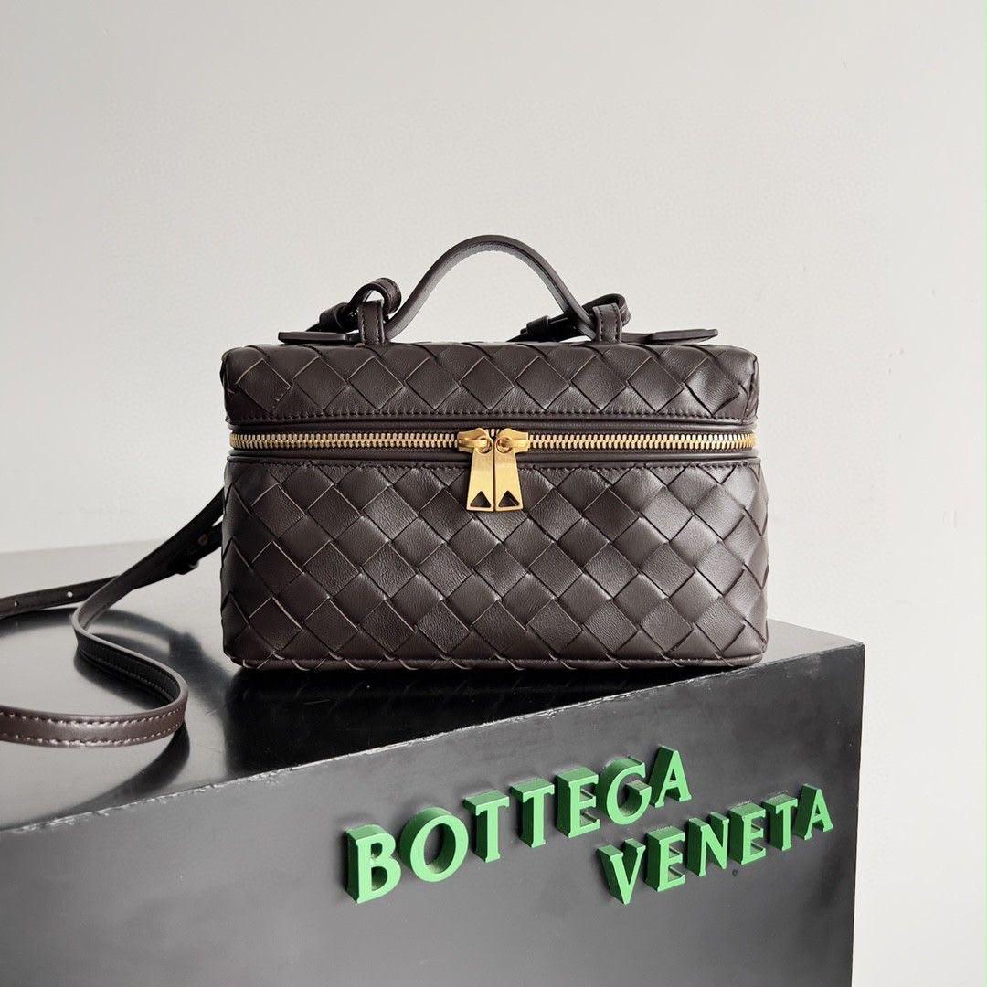 Ladies bo**ega bags