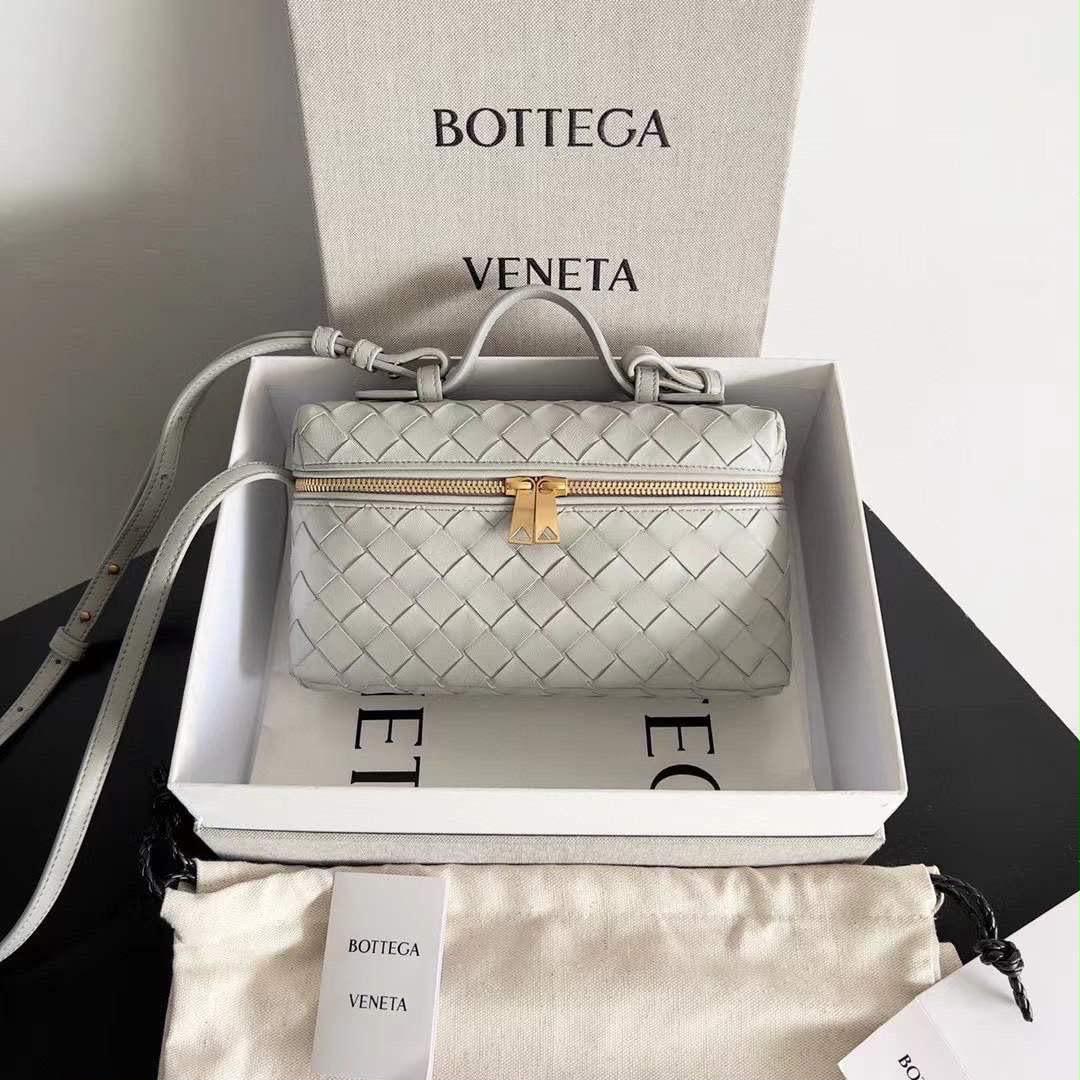 Ladies bo**ega bags