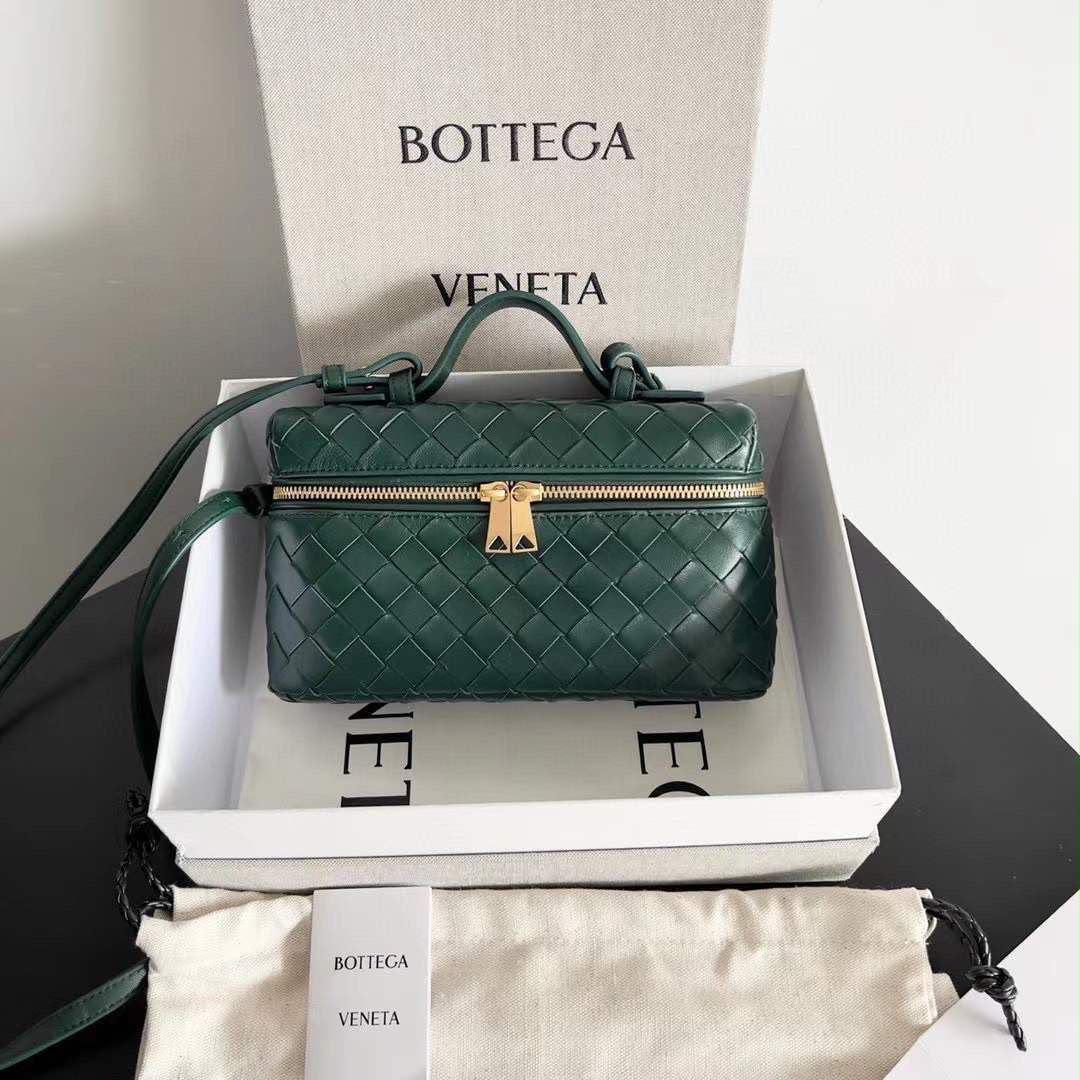 Ladies bo**ega bags
