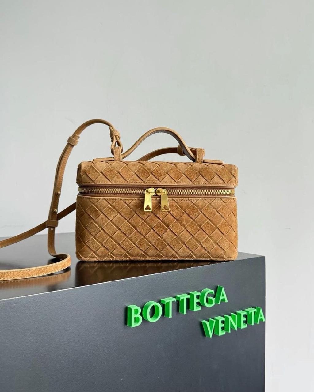 Ladies bo**ega bags