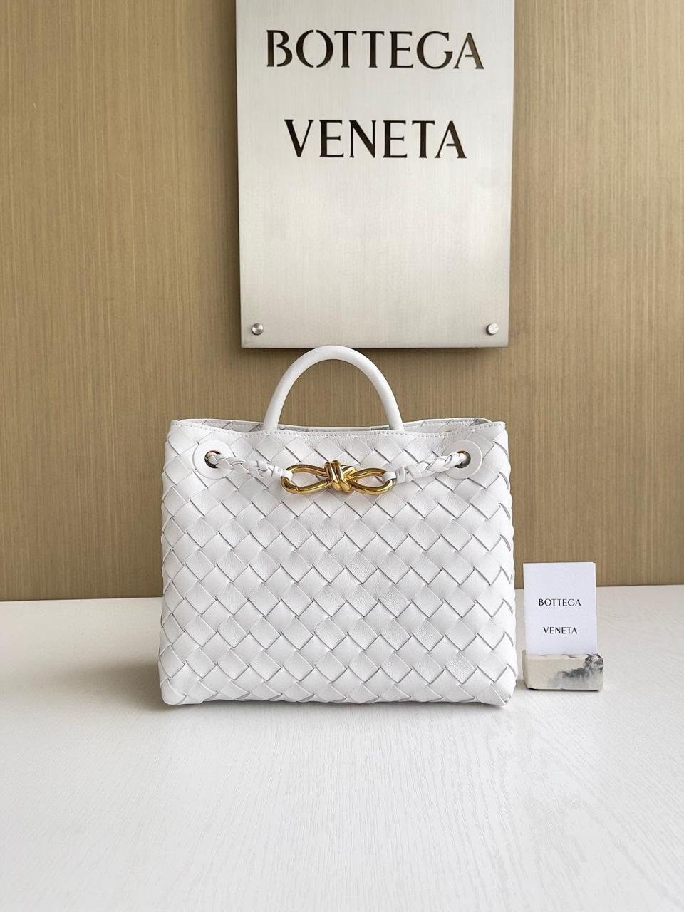 Ladies bo**ega bags