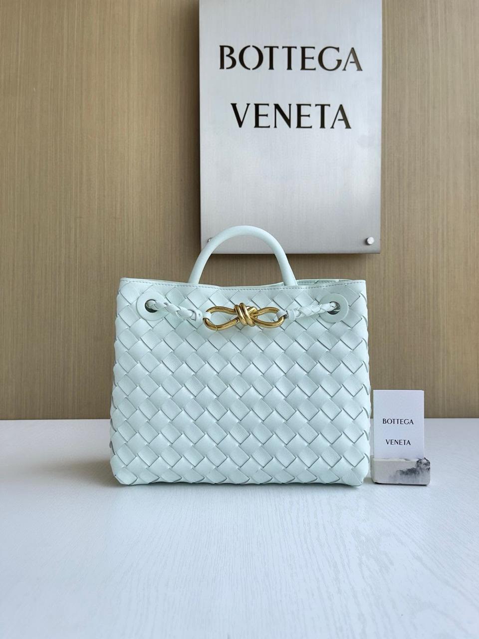 Ladies bo**ega bags