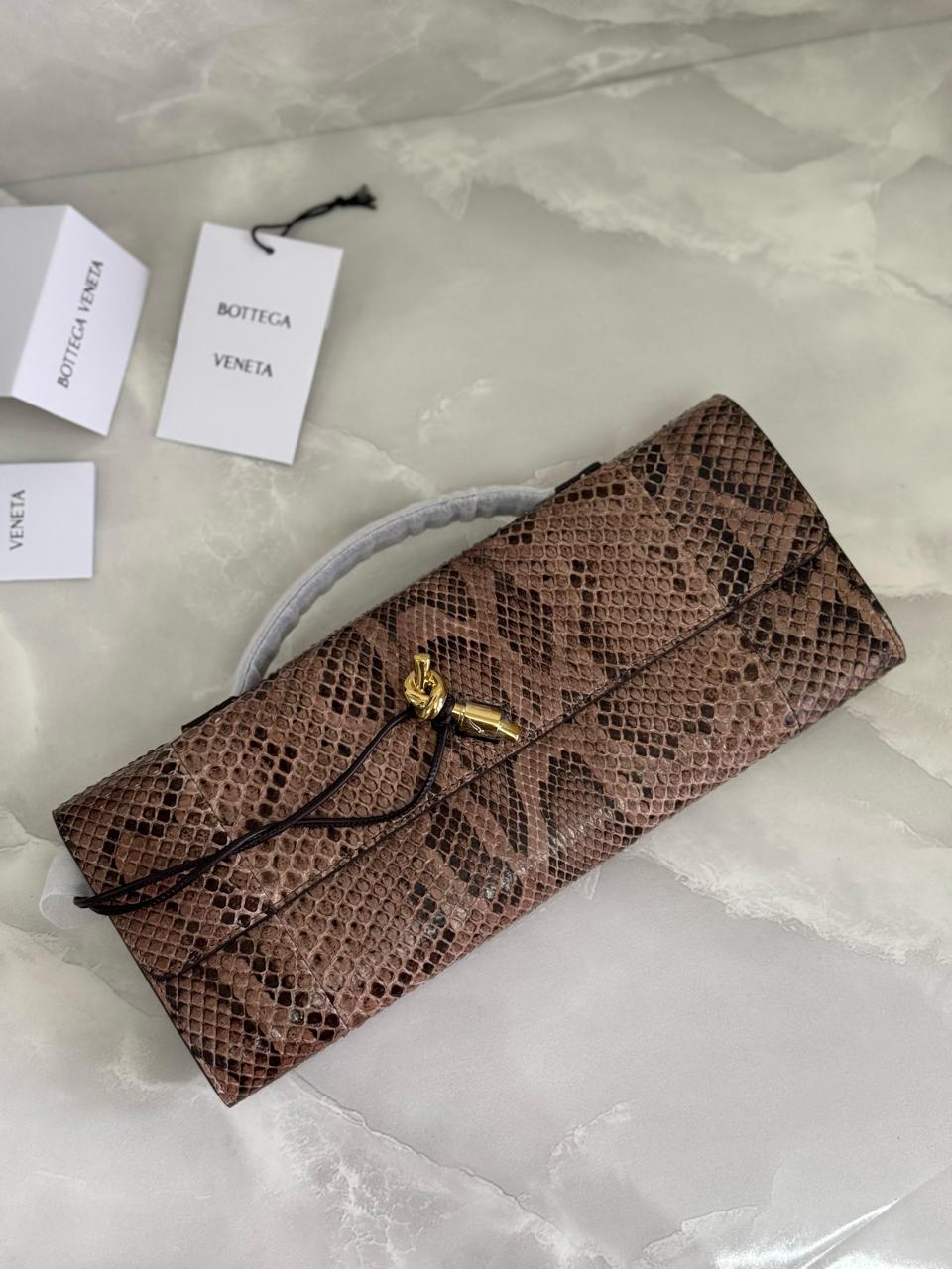 Ladies bo**ega bags