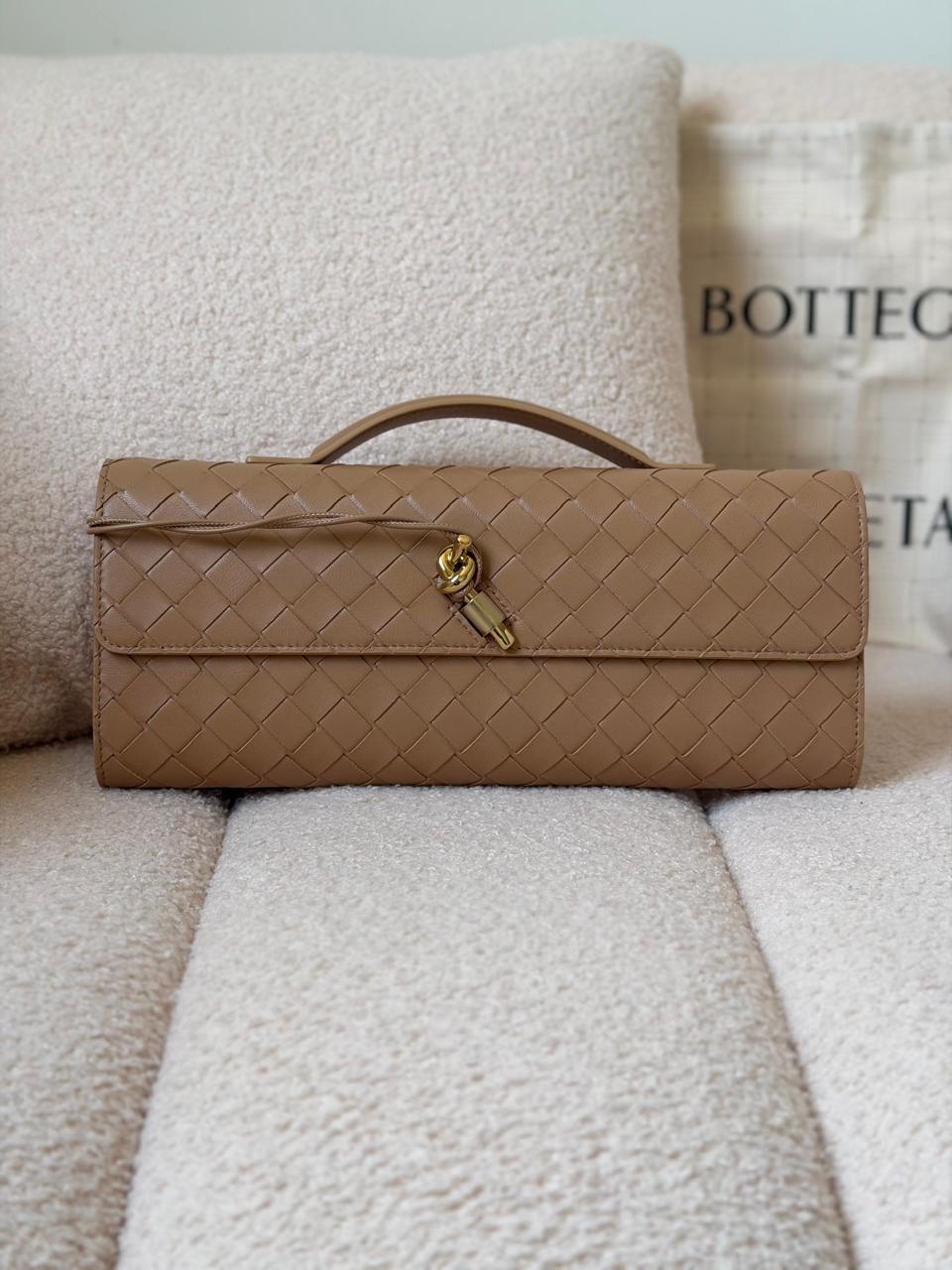 Ladies bo**ega bags