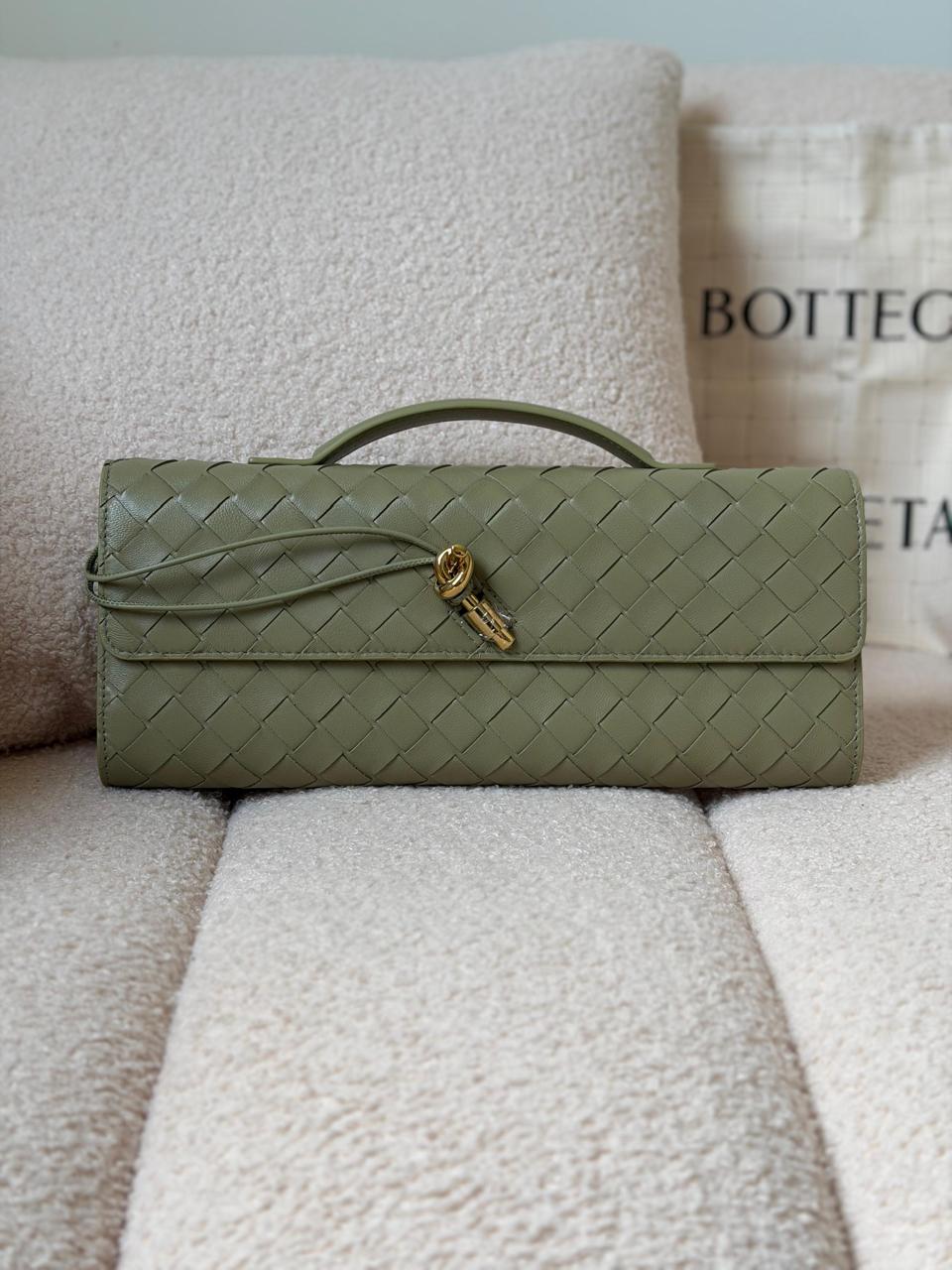 Ladies bo**ega bags