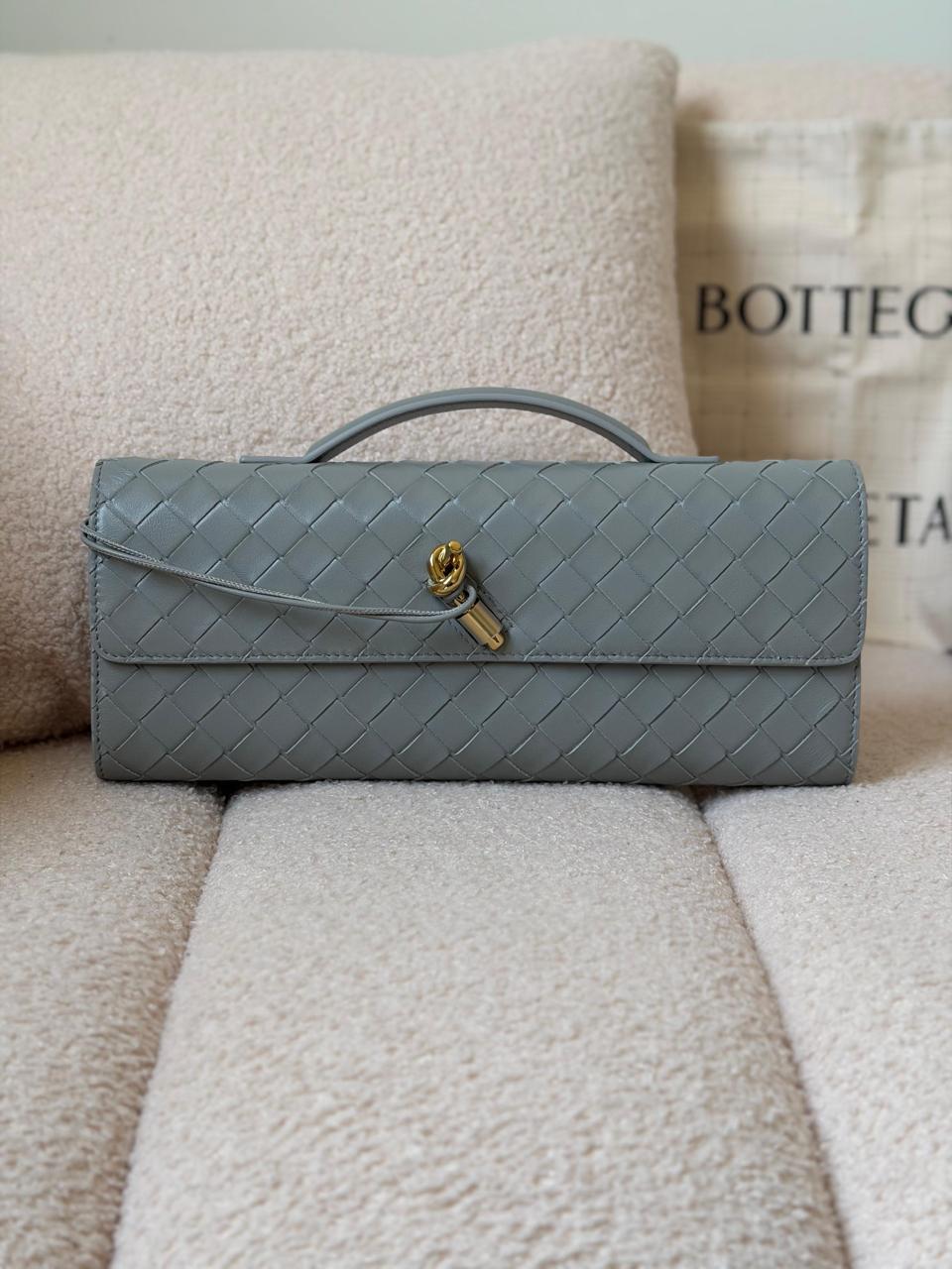 Ladies bo**ega bags