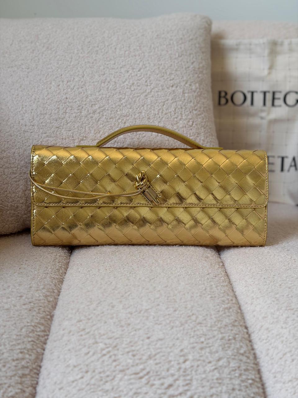 Ladies bo**ega bags
