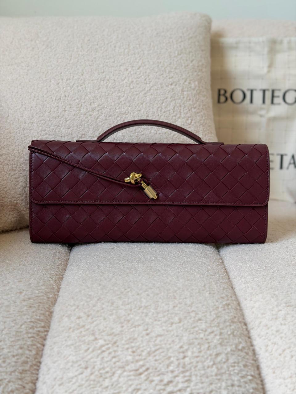 Ladies bo**ega bags