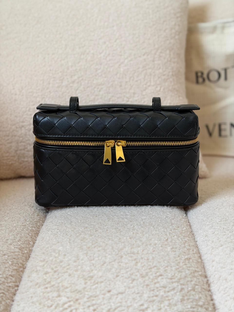 Ladies bo**ega bags