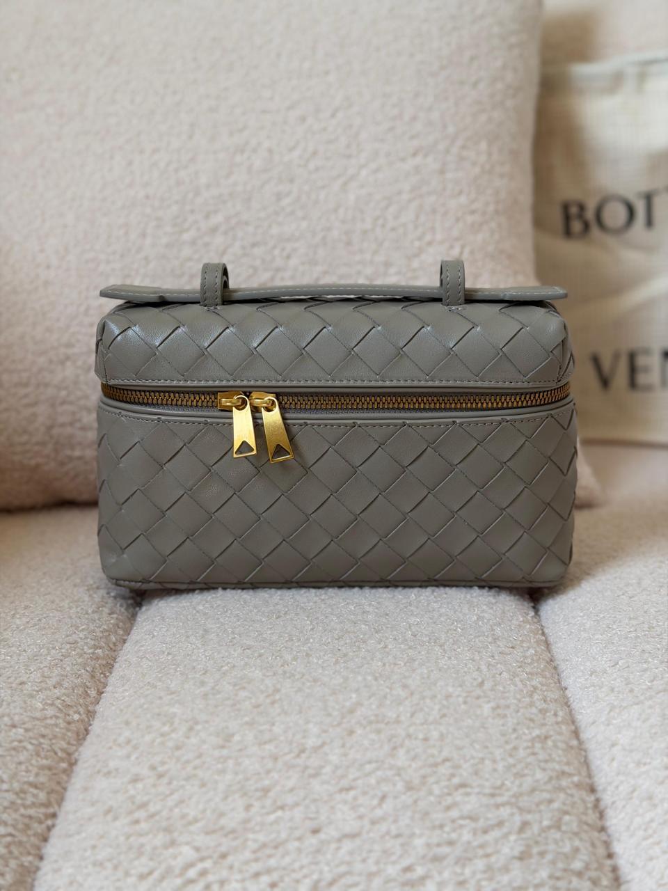Ladies bo**ega bags