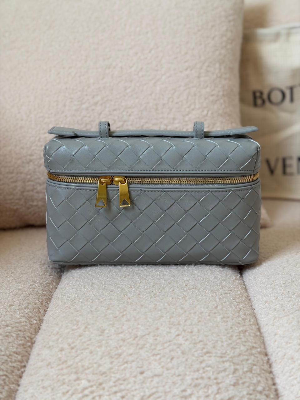 Ladies bo**ega bags