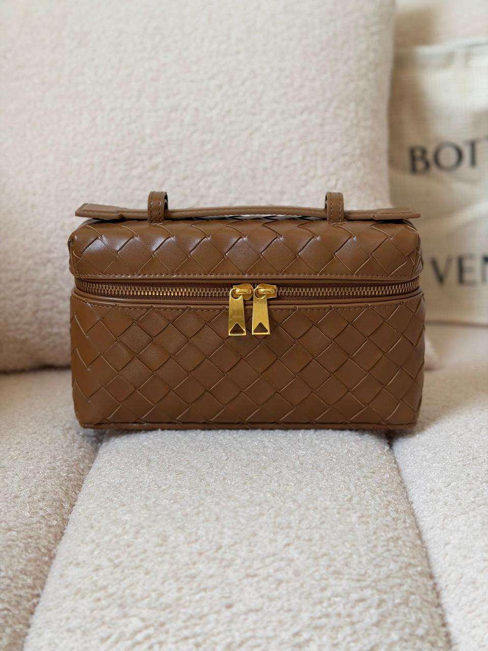 Ladies bo**ega bags