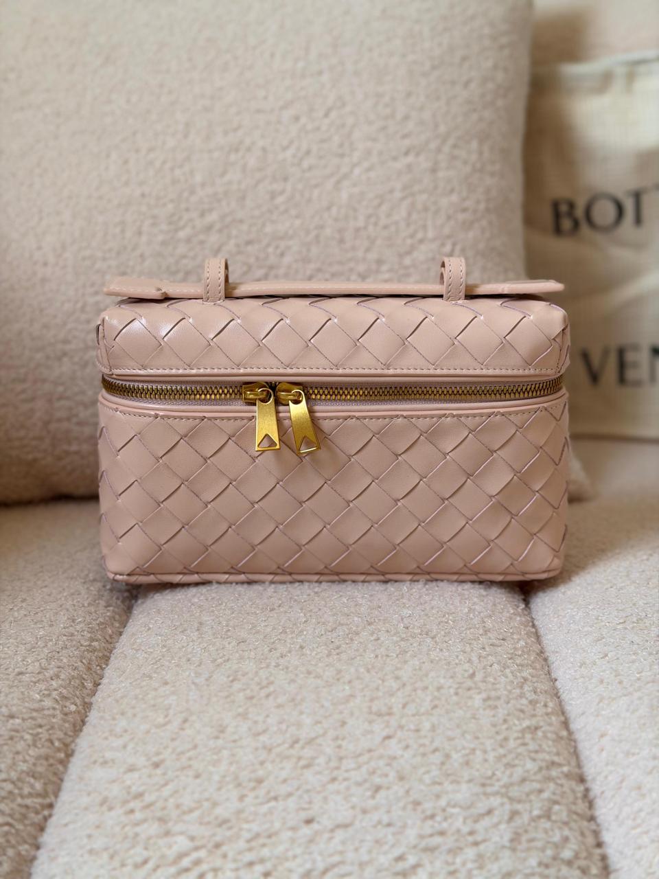Ladies bo**ega bags