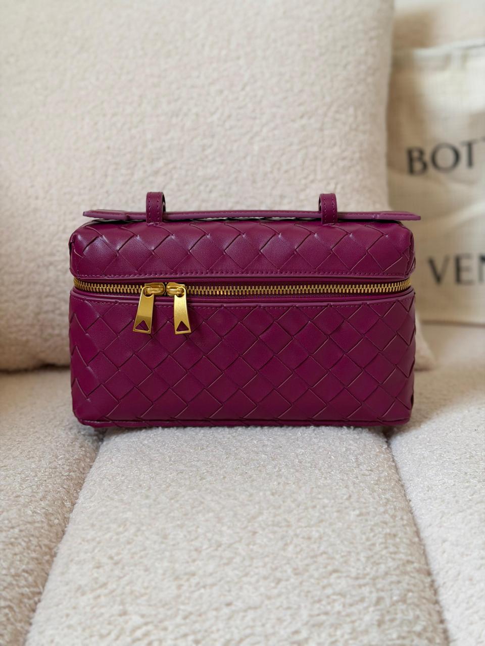 Ladies bo**ega bags