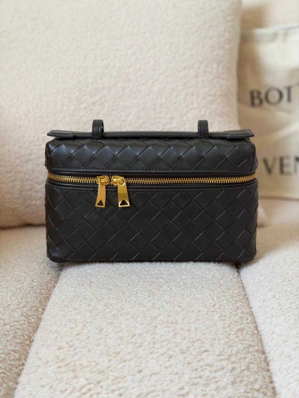 Ladies bo**ega bags