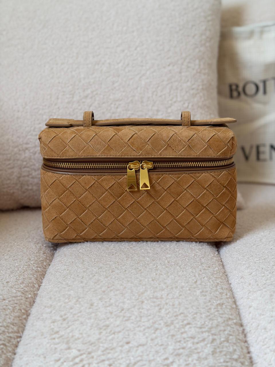 Ladies bo**ega bags