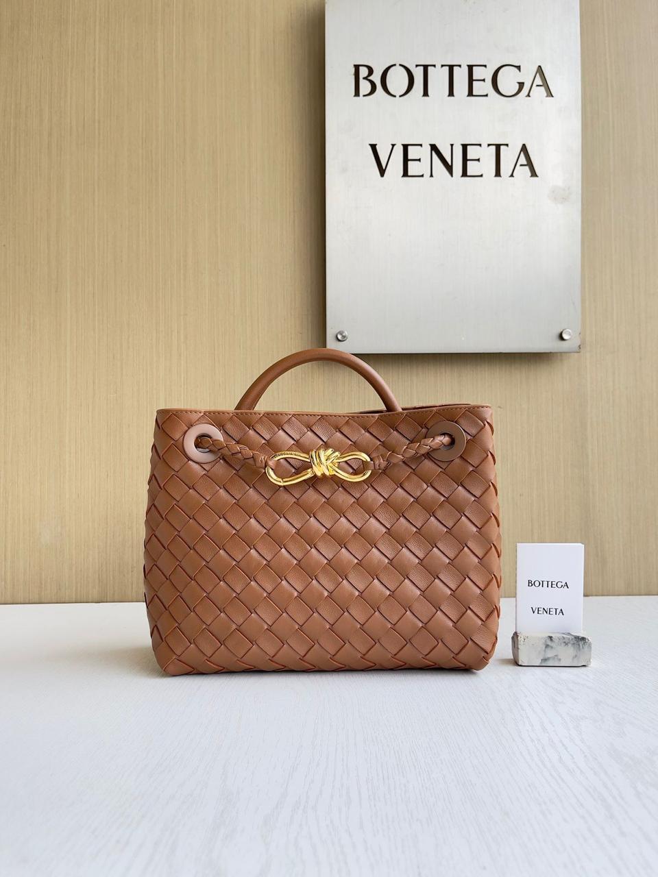 Ladies bo**ega bags