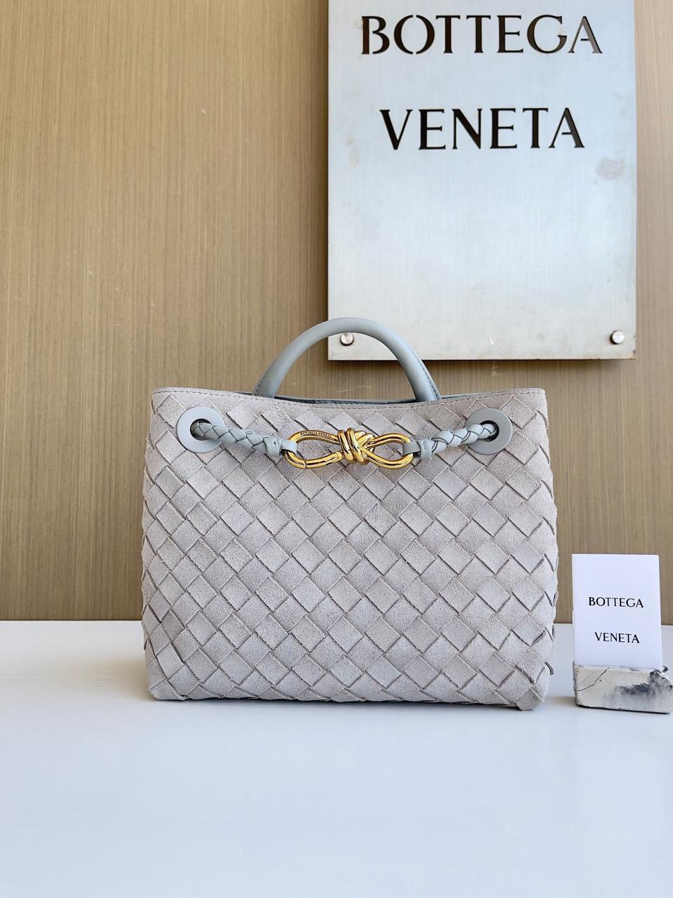 Ladies bo**ega bags