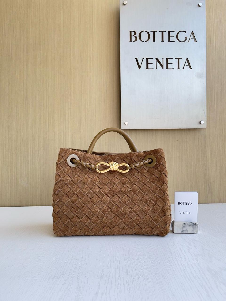 Ladies bo**ega bags