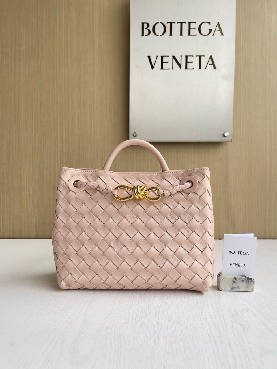 Ladies bo**ega bags