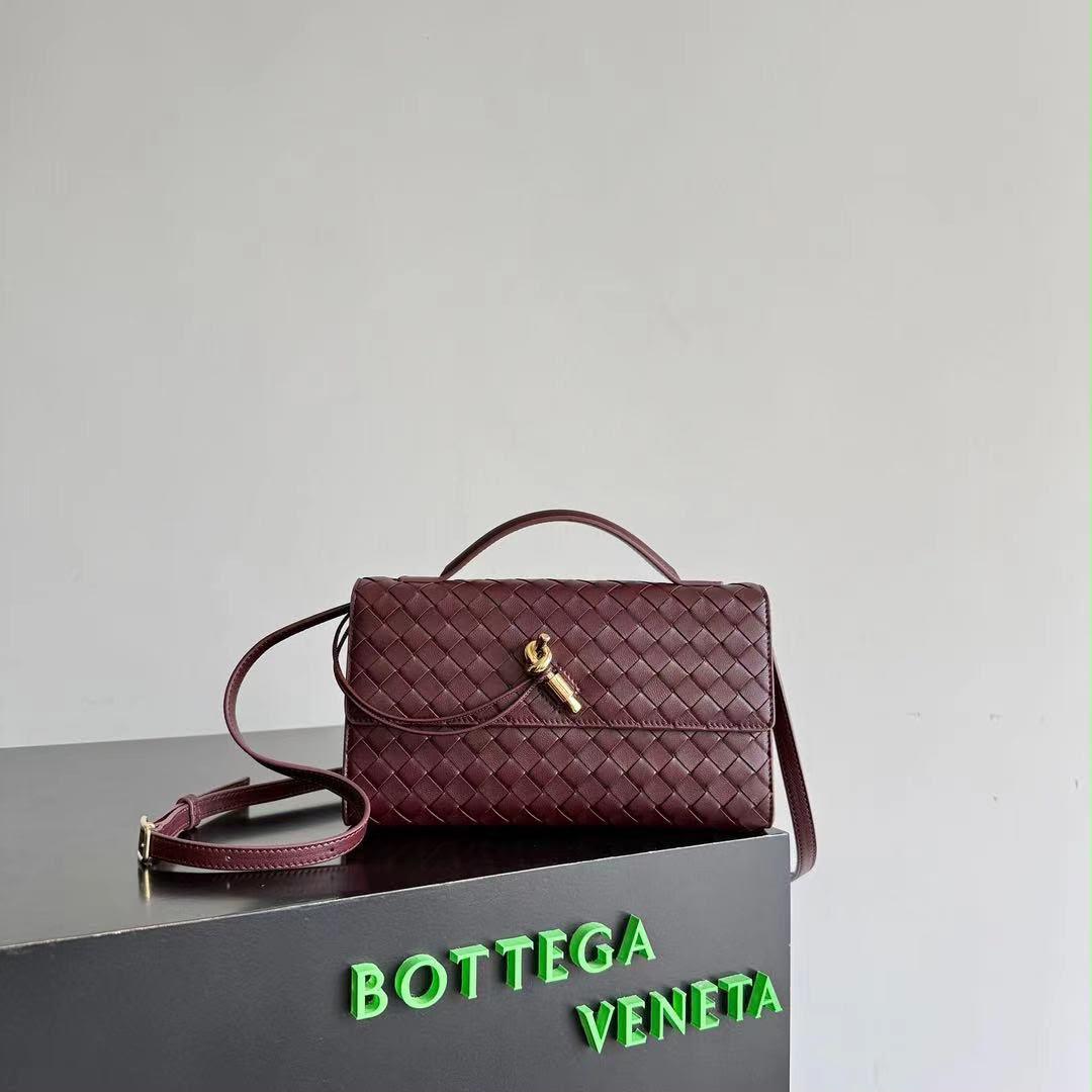 Ladies bo**ega bags