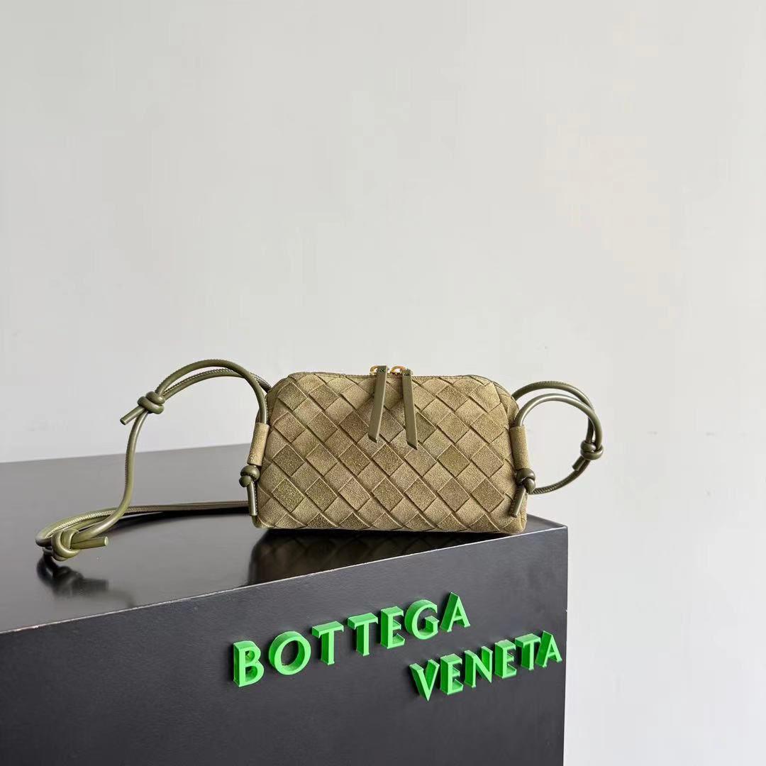 Ladies bo**ega bags