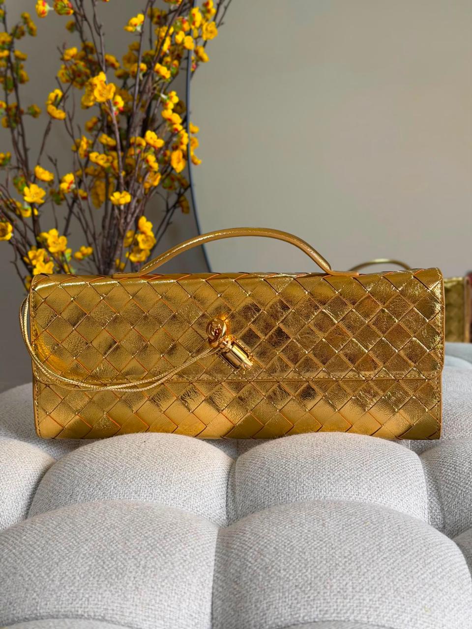 Ladies bo**ega bags