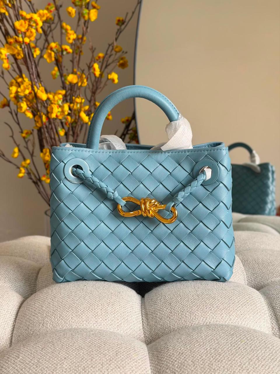 Ladies bo**ega bags
