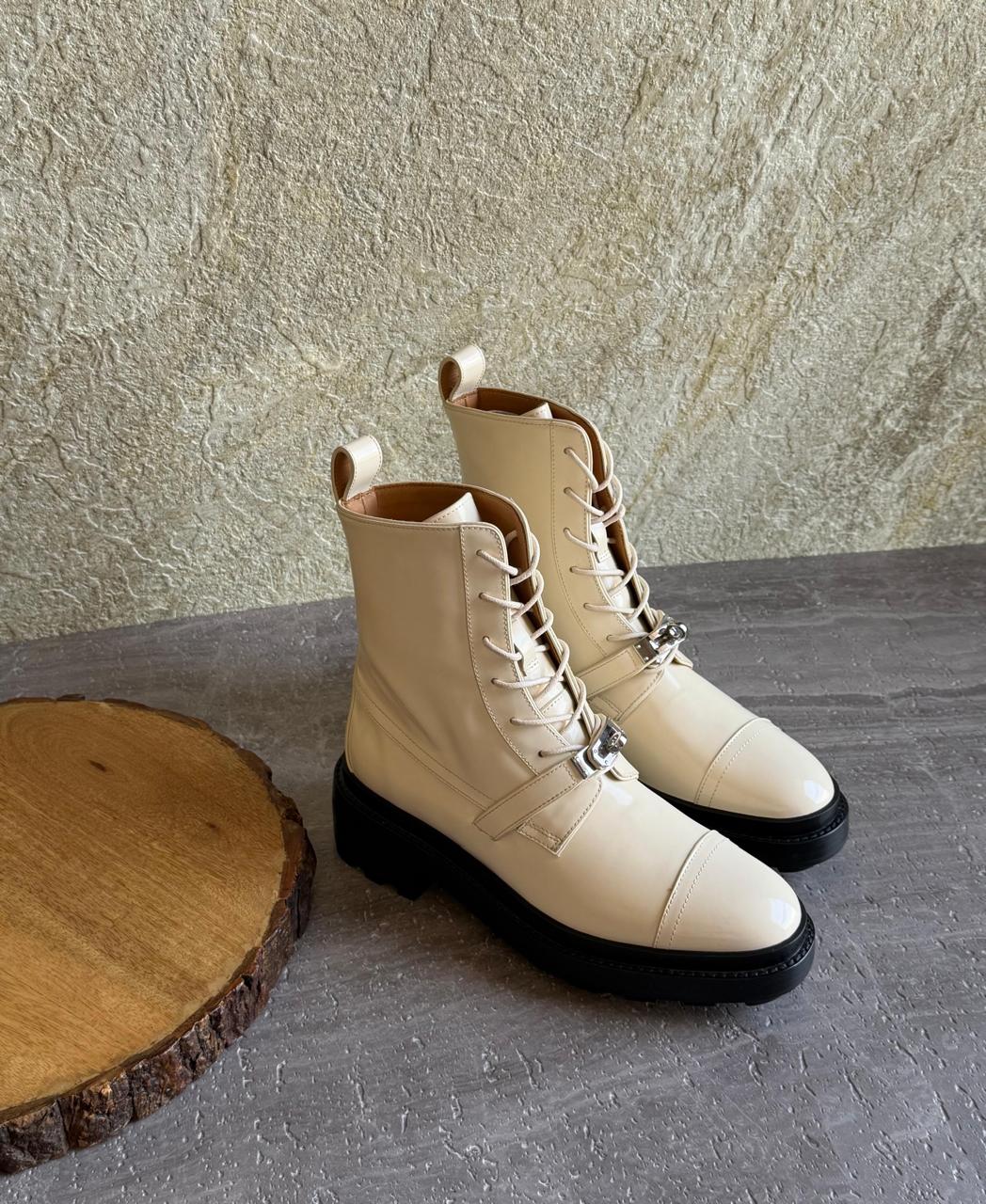 Ladies boots