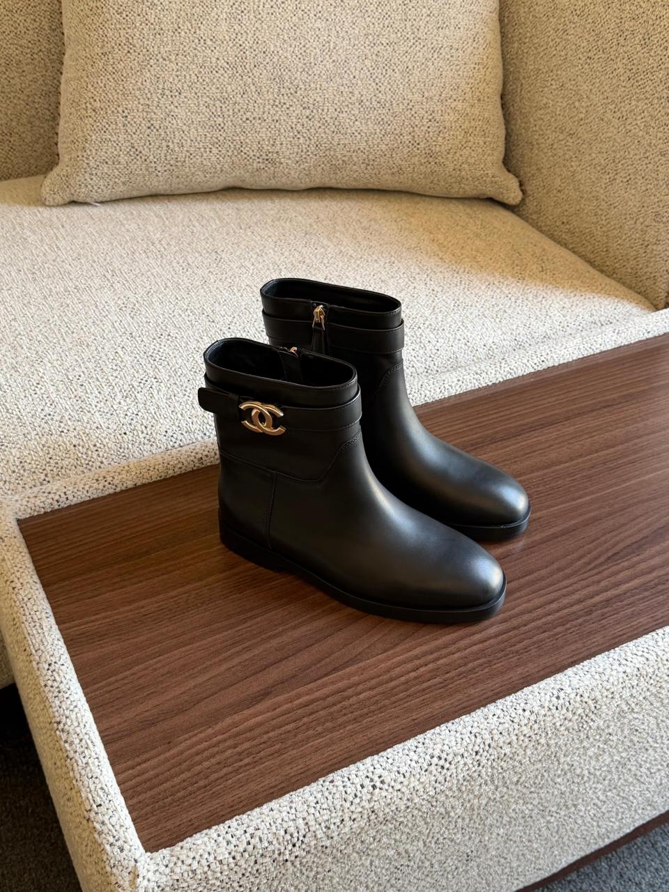 Ladies boots