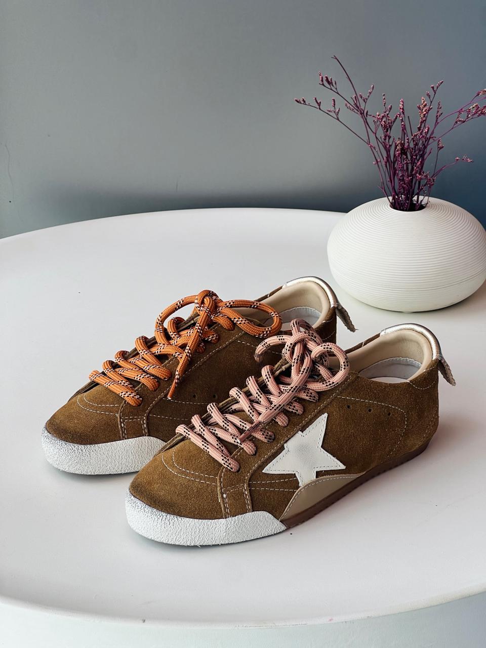 Ladies sneakers