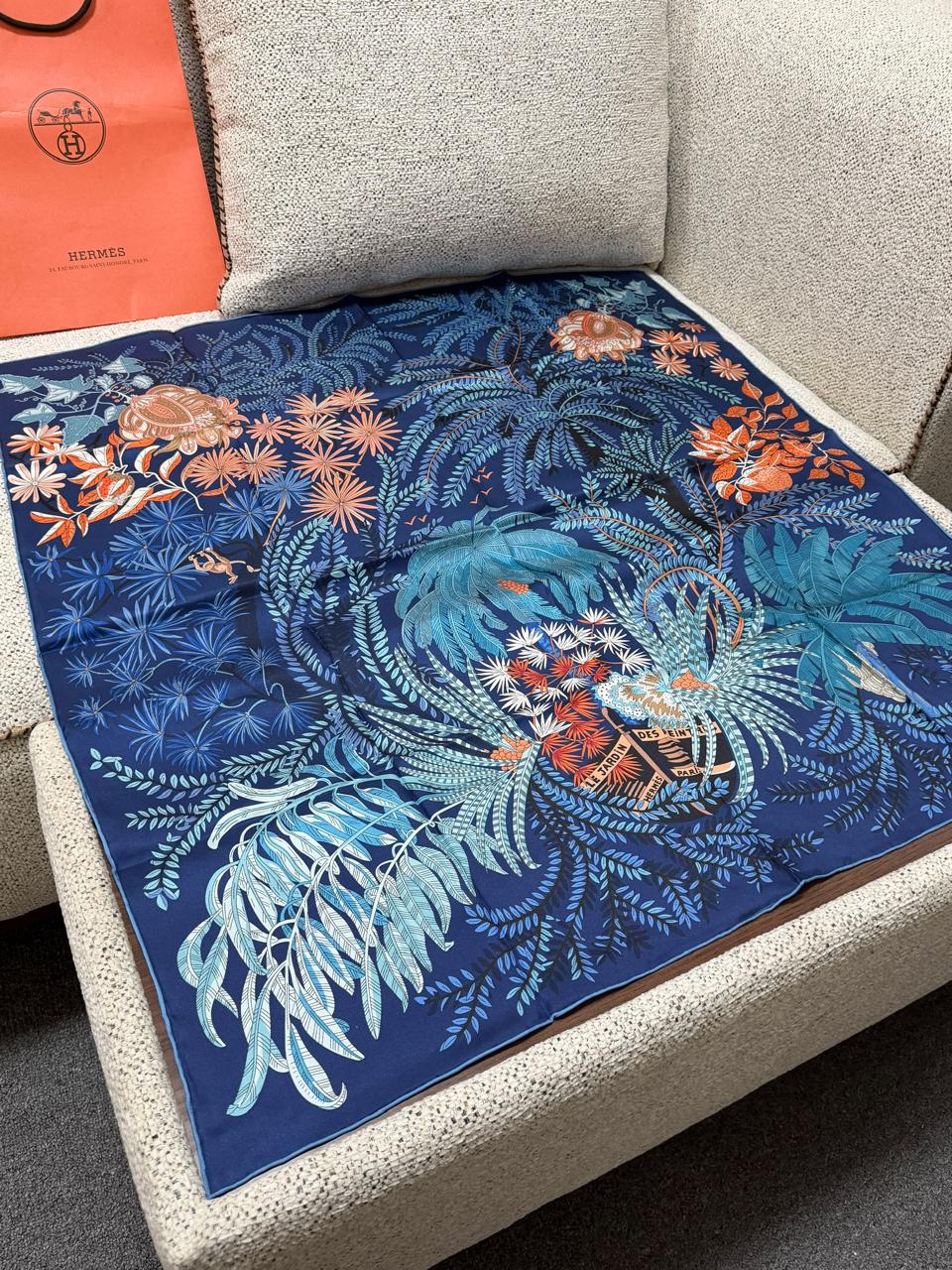 Ladies scarf