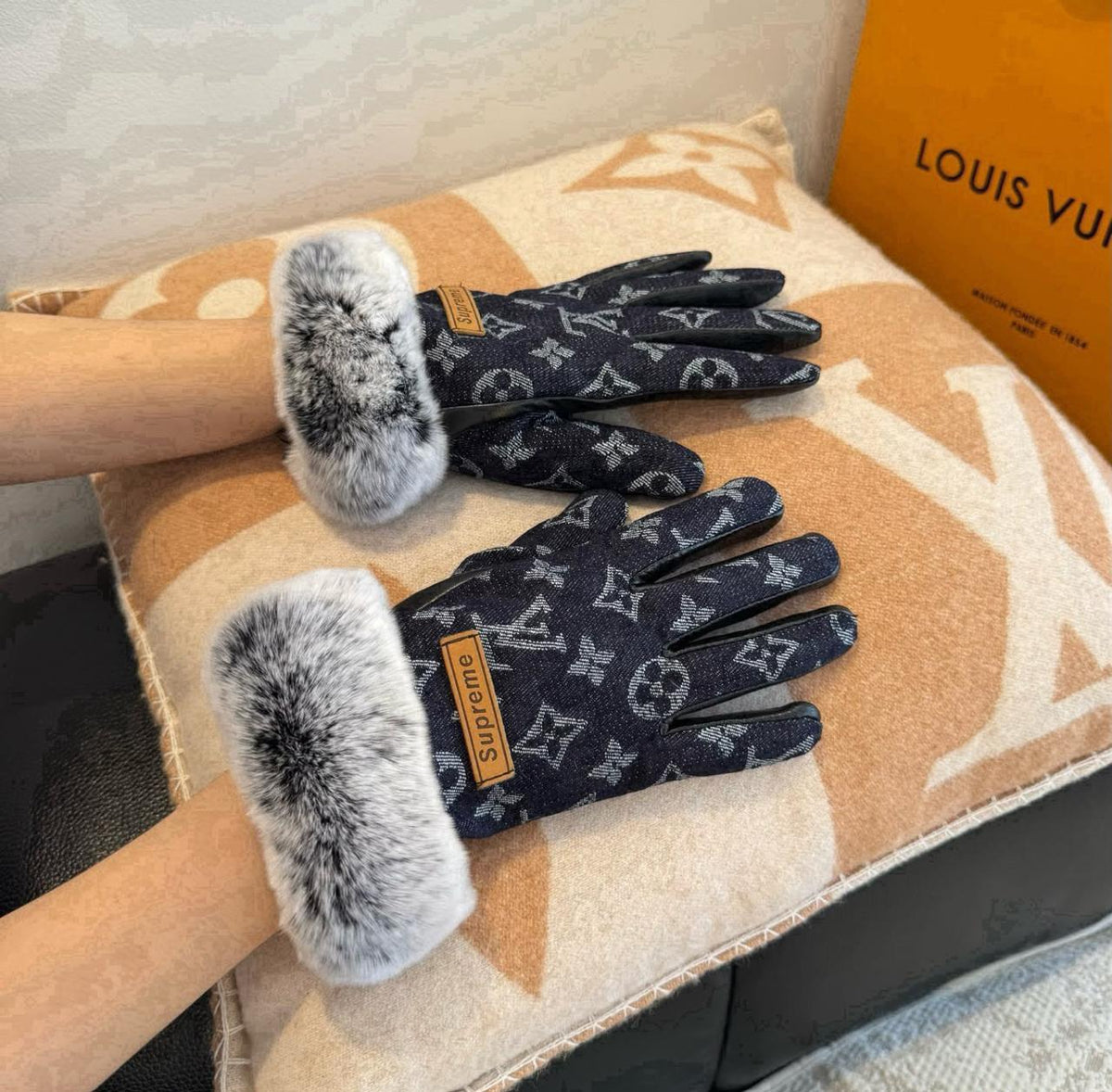 Ladies gloves & leggings