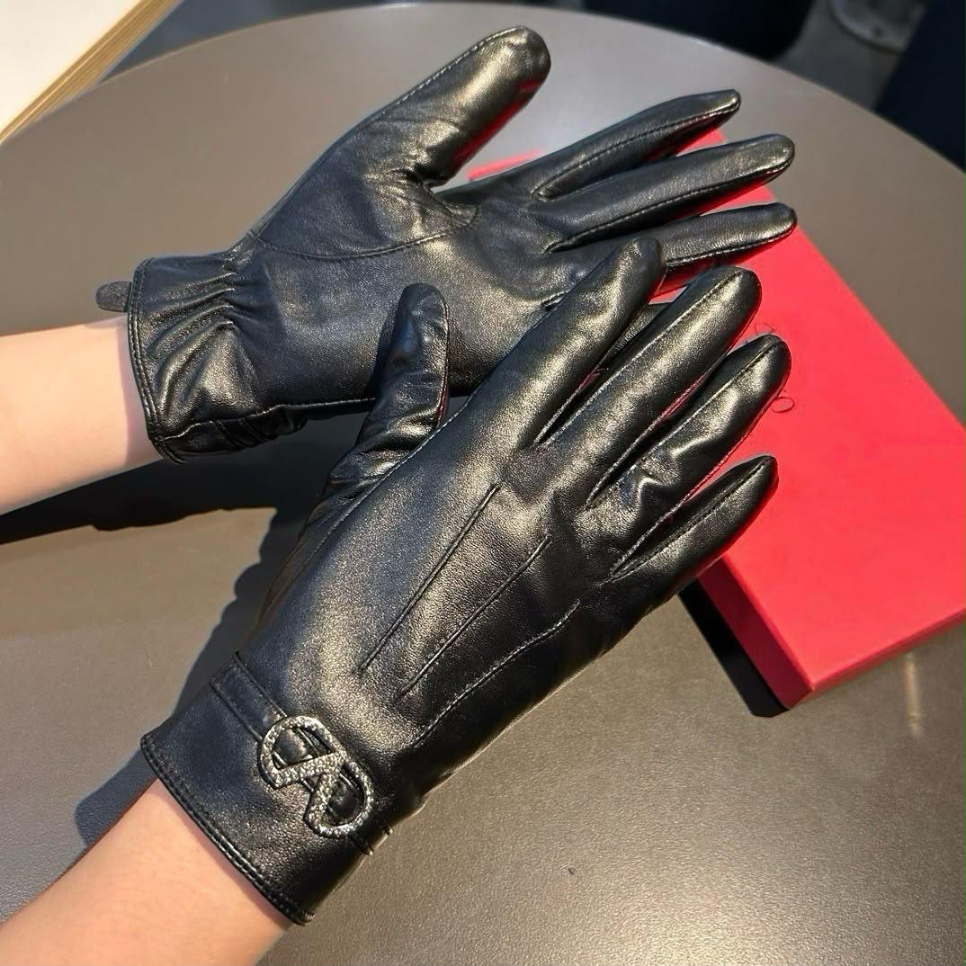 Ladies gloves & leggings