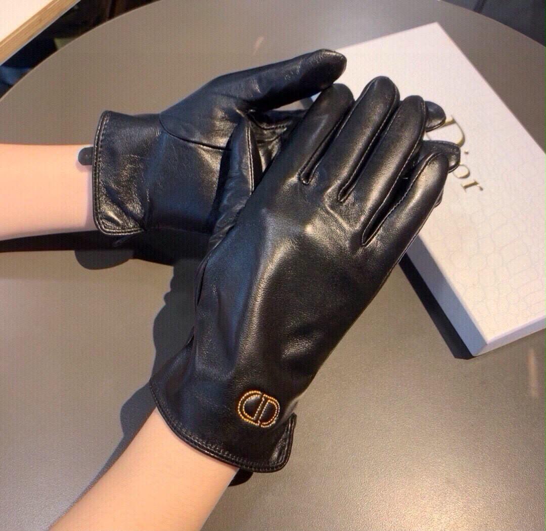 Ladies gloves & leggings