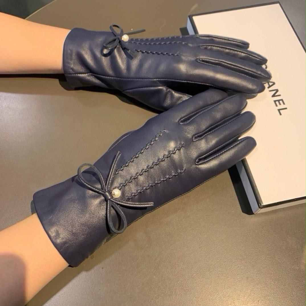 Ladies gloves & leggings